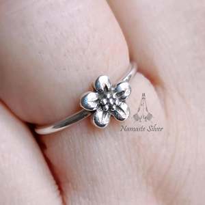 Anillo Floral Hecho a Mano en Plata de Ley 925 para Mujer, Delicado Anillo con Flor en Plata con Baño de Rodio - Product Image 3
