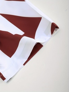 Conjunto de ropa de playa Somerset para hombre con diseño de color rojo sólido Traje de verano perfecto para hombres Ideal para escapadas a la playa - Product Image 4