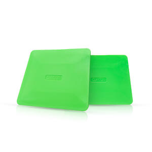 Raspador trapezoidal Clayton Car Care (CL-414) sin tela, de plástico altamente duradero y herramienta multiusos para películas para ventanas - Product Image 1