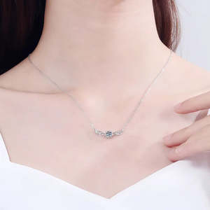 จี้มอยส์ซาไนต์รูปปีกสวรรค์ 0.5 กะรัต พร้อมสร้อยฟรี จี้และเครื่องประดับสุดหรูสำหรับผู้หญิง - Product Image 2