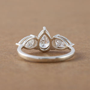 Bague de fiançailles en or massif 10 carats avec certificat IGI, diamants taille poire cultivés en laboratoire, serti de 3 pierres de luxe, cadeau tendance pour femme - Product Image 4