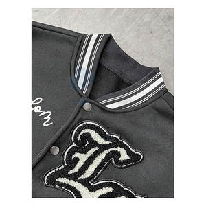 Veste universitaire pour homme Y2K à blocs de couleur avec graphismes de lettres, polyester extensible doux, accents rayés, fermeture à boutons, gris clair - Product Image 3