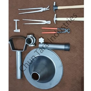 CHUN TARA INDUSTRIES-Ensemble complet d'outils de maréchal-ferrant de haute qualité avec pince à sabot et marteau - Product Image 3