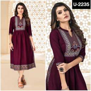 Rayonne de style ethnique à la mode avec impression en feuille d'aluminium et travail en miroir Kurtis fantaisie de grande taille pour les femmes indiennes et pakistanaises - Product Image 3