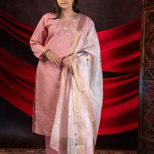 Elégant ensemble Roman Kurti en viscose avec broderie à la main Floral Dupatta et pantalon assorti pour tenue festive et décontractée - Product Image 5