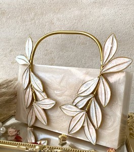 Bolso de mano de resina de primera calidad elegante accesorio hecho a mano perfecto para bodas y fiestas - Product Image 2
