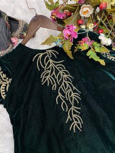 HERMOSO DESGASTE PAKISTANI PARA ESTA TEMPORADA DE INVIERNO HACE UNA FUNCIÓN DE UR ADORABLE DESARROLLE UN TOP DE TRABAJO CON BORDADO DE CORDÓN DE TERCIOPELO CON PANTALÓN - Product Image 6