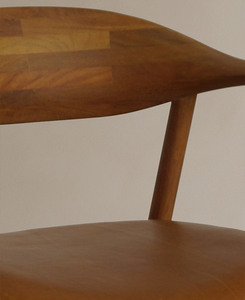 Sillón Japandi de teca sólida con cuero de PU, diseño minimalista escandinavo japonés - Product Image 3