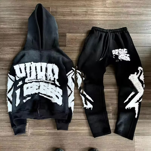 ชุดวอร์มผู้ชายผ้าฝ้ายฟลีซ 100% ปักลายแบบดิสเทรส แอพพลิเค่  ระบายอากาศได้ดี  ฮู้ดดี้และกางเกงขายาวทรงโอเวอร์ไซส์  ซับในบุผ้า  ตกแต่งด้วยแพทช์  เหมาะสำหรับฤดูใบไม้ร่วง - Product Image 1