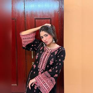 Conjunto étnico de georgette multicolor de última tendencia con detalles de bordado Resham y dupatta elegante, colección 2025 - Product Image 4