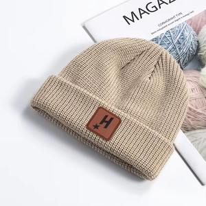 Bonnets à logo personnalisé Vente en gros OEM Chapeaux d'hiver en tricot Fournisseur direct de l'usine Couvre-chef de mode confortable et chaud pour hommes et femmes - Product Image 5