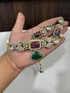 Vente en gros de l'ensemble de bijoux Kundan en argent et laiton pour dames pour les mariages et les fêtes à des prix abordables - Product Image 6