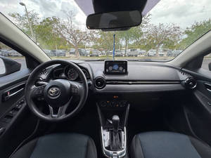 Voiture d'occasion de qualité et abordable, Toyota Yaris iA rouge 2017, conduite à gauche - Product Image 4