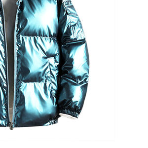 Ropa de invierno cálida para hombres y mujeres, chaqueta acolchada brillante/chaqueta acolchada brillante de peso ligero a la venta - Product Image 4