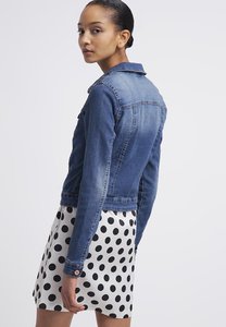 Precio de fábrica, chaqueta vaquera de mezclilla azul medio para mujer, bolsillos en el pecho y cierre de botones, diseñada para mujer, comodidad para todas las estaciones - Product Image 3