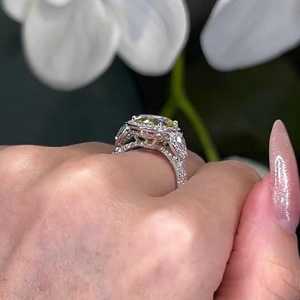 Bague à trois pierres avec halo de diamants de laboratoire ovales jaunes fantaisie certifiés IGI, 7,40 carats au total, clarté VVS-VS, avec élégants diamants jaunes et blancs - Product Image 2