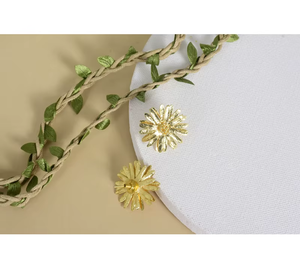 ต่างหูทรงเรขาคณิตที่ไม่เหมือนใครสำหรับผู้หญิง |   การออกแบบโกลเด้น บลูม พร้อมผิวสัมผัสเรียบเนียน - Product Image 2