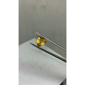 พลอยซิทรินสีทองธรรมชาติจากเรดเมาน์เทนเจมส์ ขนาด 9 มม. รูปทรงทริลเลียนคัท คุณภาพดีที่สุด สำหรับทำเครื่องประดับ - Product Image 3