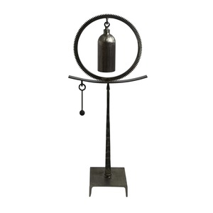 Sculpture en fer moderne, figurine abstraite et géométrique, design artisanal, décoration écologique pour le salon, table - Product Image 1