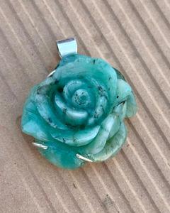 Pendentif en argent sterling 925 avec pierre précieuse émeraude naturelle pour femmes ou hommes Pendentif en forme de rose unique - Product Image 2