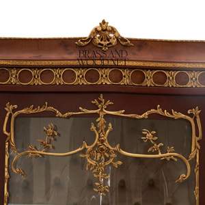 Vitrine d'exposition classique de luxe avec des détails dorés ornés - Product Image 3