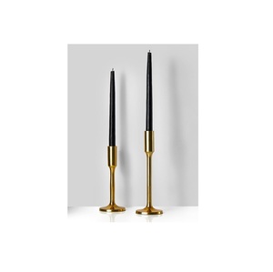 Florero de metal de diseño con superficie chapada en oro, ideal para realzar la belleza de los interiores de las casas contemporáneas modernas - Product Image 1