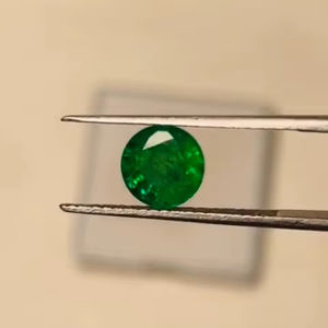 Esmeralda Natural de 7 mm, Corte Redondo, Calidad Premium con Brillo AAA y Bonito Color Verde, Pulido Perfecto para Cualquier Joyería - Product Image 2