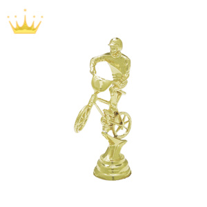 Figuritas de plástico para carreras de bicicletas competitivas y premios de oro Trofeos de competición de bicicletas hechos a mano duraderos con diseño personalizado - Product Image 1