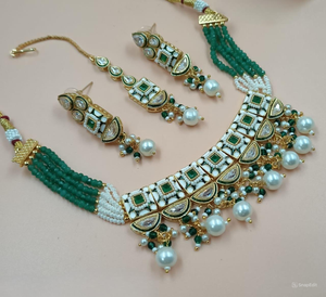 Conjunto de pendientes de collar de perlas de Gargantilla Kundan de tono dorado tradicional y de moda de lujo indio con Mangtikka para mujeres y niñas - Product Image 1