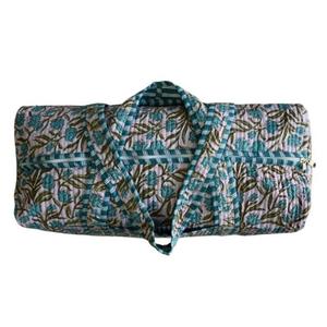 Sac de voyage matelassé en coton écologique imprimé à la main avec fermeture éclair, motif floral, léger, style bohème, luxe, pour le week-end - Product Image 4