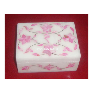 Boîtes à bijoux en marbre rectangulaires faites à la main avec incrustations de nacre rose et de fleurs en marbre blanc pour les acheteurs - Product Image 1