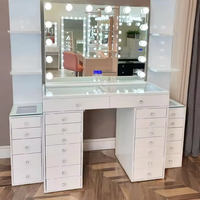 Meubles de toilette modernes en bois avec tabouret, tiroirs et armoires, coiffeuse avec miroir sur pied et lumières pour chambre à coucher, hôtel