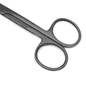 กรรไกรผ่าตัดคุณภาพสูง คมกริบ ตรง ขนาด 5.5 นิ้ว ผลิตจากเหล็กกล้าไร้สนิมเกรดศัลยกรรมคุณภาพสูง - Product Image 5