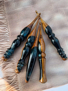Crochet en bois et résine professionnel |   Aiguille à tricoter artisanale à prise confortable pour un tricotage fluide du fil - Product Image 2