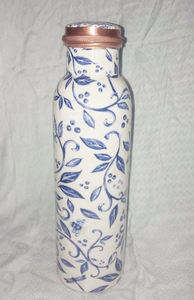 Nouvelle bouteille d'eau en cuivre à motifs floraux disponible en différents designs avec un travail d'impression incroyable Meilleure qualité Grossiste d'Inde - Product Image 5