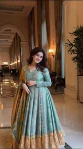 Robe de soirée traditionnelle Anarkali de créateur longue avec Dupatta entièrement cousue de haute qualité pour les fêtes à des prix abordables - Product Image 3