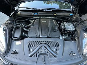 มาคาน GTS ปี 2023 มือสอง เครื่องยนต์ V6 ทวินเทอร์โบ 434 แรงม้า ชุดแต่งพรีเมียมแพ็คเกจ พลัส ภายในสีแดงบอร์โดซ์ - Product Image 6