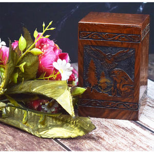Urne en palissandre fabriquée à la main pour cendres humaines aigle urnes en bois gravées pour adultes urne funéraire celtique fabriquée à la main par AYAANS - Product Image 6