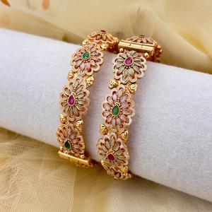 ชุดเครื่องประดับกำไลทองเหลืองดีไซน์สวยงามแบบดั้งเดิมสำหรับผู้หญิงและเด็กผู้หญิง - ของขวัญสำหรับงานหมั้นและงานแต่งงาน - Product Image 1