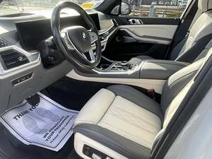 Véhicule utilitaire sport de luxe d'occasion 2025 M50i 4WD Edition - Product Image 4
