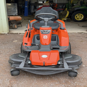 เครื่องตัดหญ้า Husqvarna R310 AWD แบบนั่งขับ 150 ชั่วโมง ใบมีดกว้าง 112 ซม. สภาพดีเยี่ยม - Product Image 1