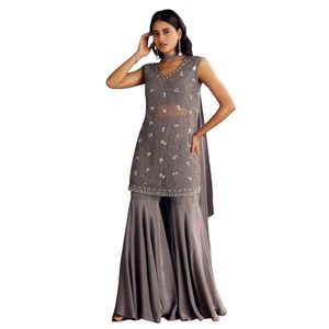 Grige crêpe Kurta Sharara con rete girocollo Dupatta Premium abbigliamento festivo da festa da donna vestito firmato per le occasioni etniche - Product Image 2