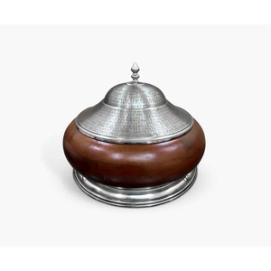 Magnifique casserole à chapati en métal et en bois gravée de fleurs avec une base en acier inoxydable de qualité supérieure et une technologie de conservation de la chaleur - Product Image 6