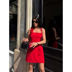 Vestido Negro con Tirantes de Rosas hasta la Rodilla para Mujer, Elegante Tela de Poliéster y Elastano Doble Atlas, Moda al por Mayor missJANELL - Product Image 5