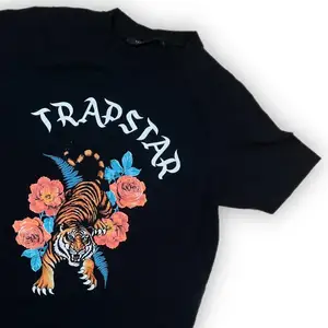 تي شيرت رجالي من Trapstar London تصميم كلاسيكي مطبوع عليه نمر شعار مخصص مقاس كبير كتف متدل رقبة دائرية قطنية