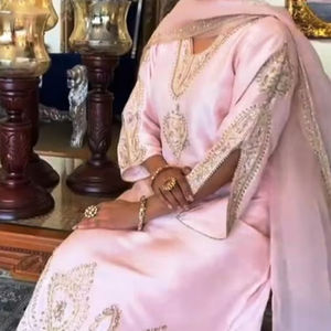 ชุดสูทผ้าไหมแฟชั่นอินเดียปักด้วยมือจากนักออกแบบสมัยใหม่สำหรับงานปาร์ตี้สไตล์ดั้งเดิม - Product Image 1