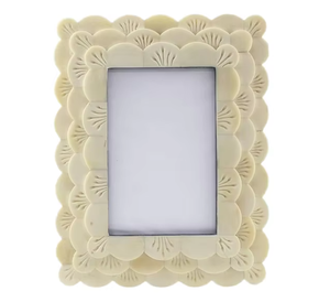 Marco de Fotos Elegante Hecho a Mano con Incrustaciones de Hueso y Borde Decorativo con Cuentas, Portafotos de Lujo Color Crema para un Estilo Sofisticado - Product Image 1