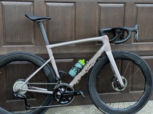 คุณภาพสำหรับจักรยานเสือหมอบรุ่นใหม่ปี 2025 Tarmac SL8 Pro (สีขาวเมทัลลิกเงาคาร์บอน) ขนาด 52 ซม. (Ultegra Di2)1 ประสิทธิภาพสูง - Product Image 3