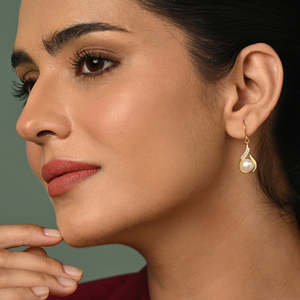 Pendientes colgantes de plata Esin Fashion con detalles de perlas auténticas - Product Image 3