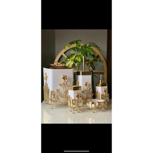 Ensemble de salle de bain créatif en métal enduit de poudre de couleur or et blanc avec 5 pièces porte-brosse à dents porte-serviettes et distributeur - Product Image 5